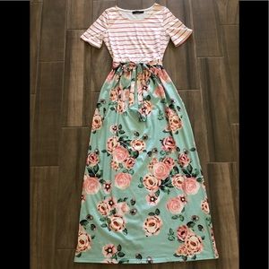 🌷🌸Beautiful belted maxi size small!!!🌸🌷